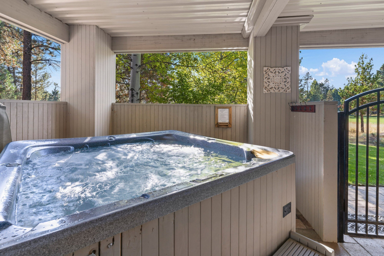 Outdoor spa tub, 11 Tournament 5 Bedroom Home by RedAwning, Deschutes