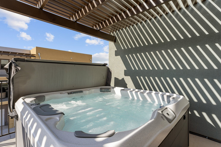 Outdoor spa tub, Red Rock Lagoon 3 Bedroom Condo, Washington