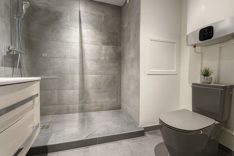 Bathroom 5, Elegant Appartement au 19e, Paris