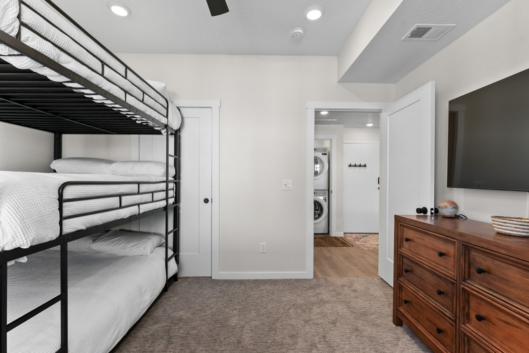 Room 2, Surf & Sand Castle 2 Bedroom Condo, Washington