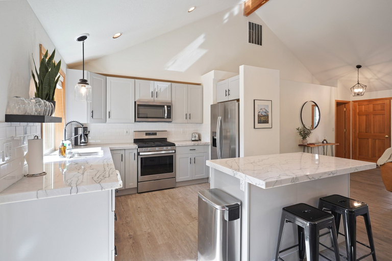 Private kitchen 5, Quail Covey 3 Bedroom Home by RedAwning, Deschutes