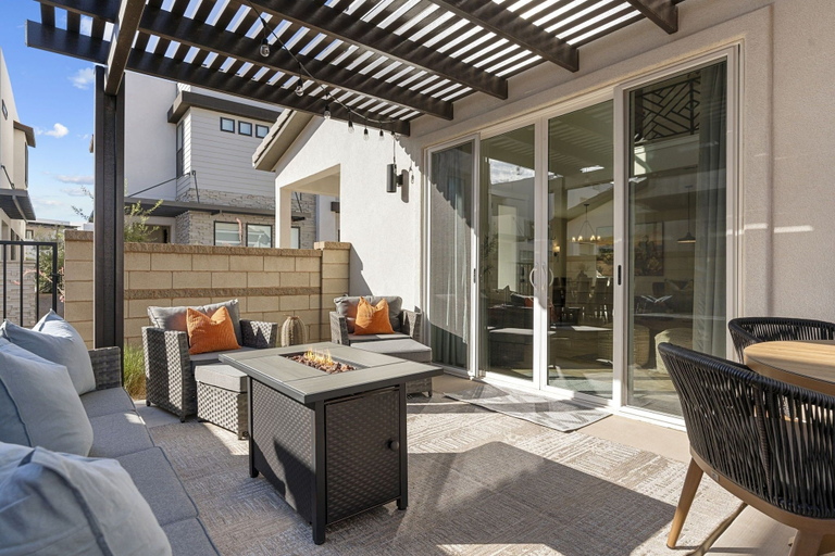Outdoor dining 2, Southwest Manor 5 Bedroom Home, Washington