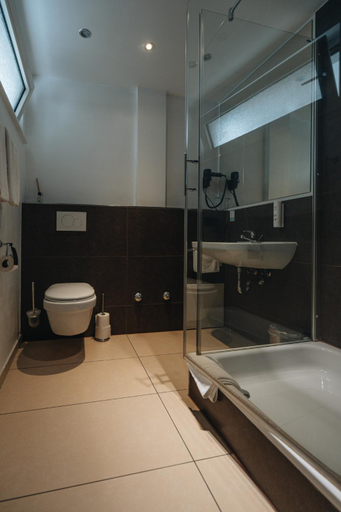 Bathroom 4, Hotel Latio, Köln
