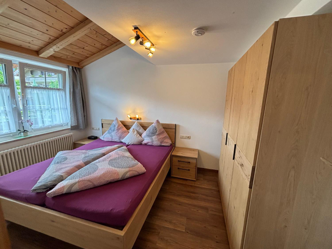 Bedroom 2, Cafe Chiemgau und Gastehaus, Traunstein
