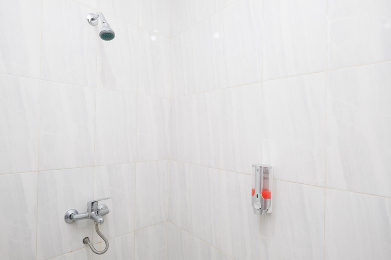 Bathroom 3, RedDoorz near Jalan Malioboro Area, Yogyakarta