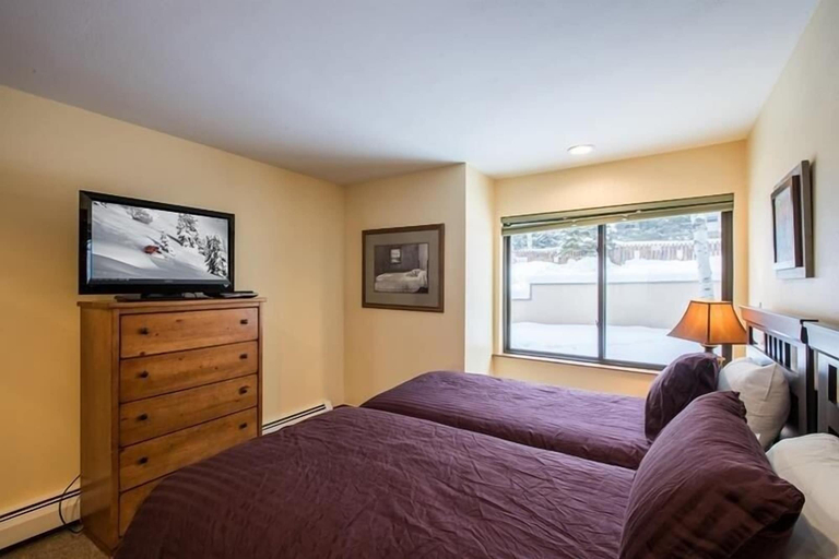Room 4, Breakaway West Condo with Easy Access to Ski Lifts by RedAwning, Eagle