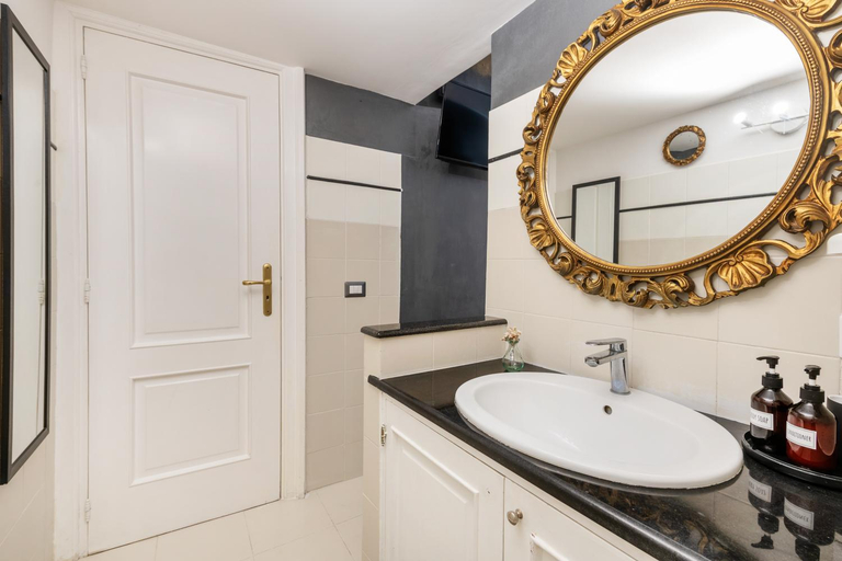 Bathroom 5, Spanish Steps Art Gallery- Roma, Rome