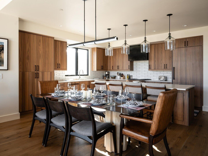 Dining 5, 7 Deep Forest 6 Bedroom Home, Madison