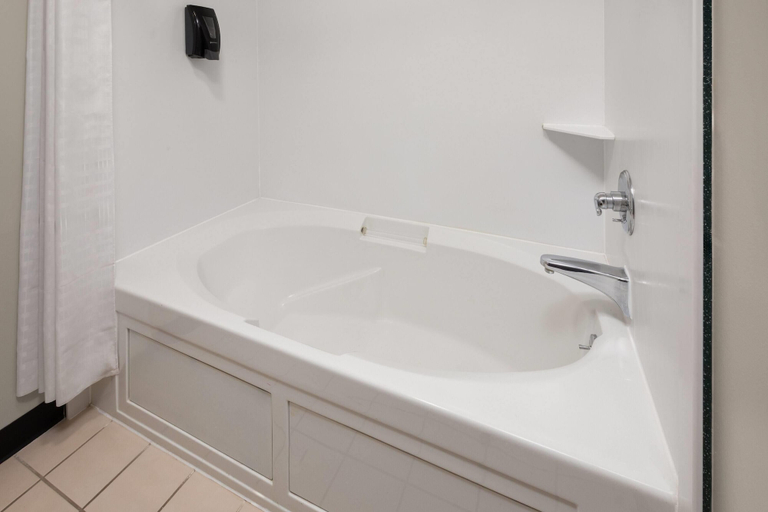 Bathroom 5, Days Inn by Wyndham Bad Axe, Huron