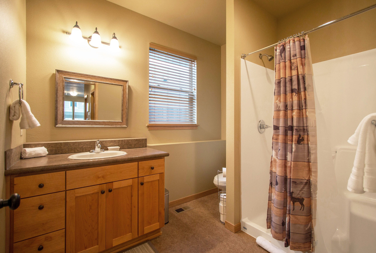 Bathroom 2, Redtail 30 Day Minimum 3 Bedroom Home by RedAwning, Hood River