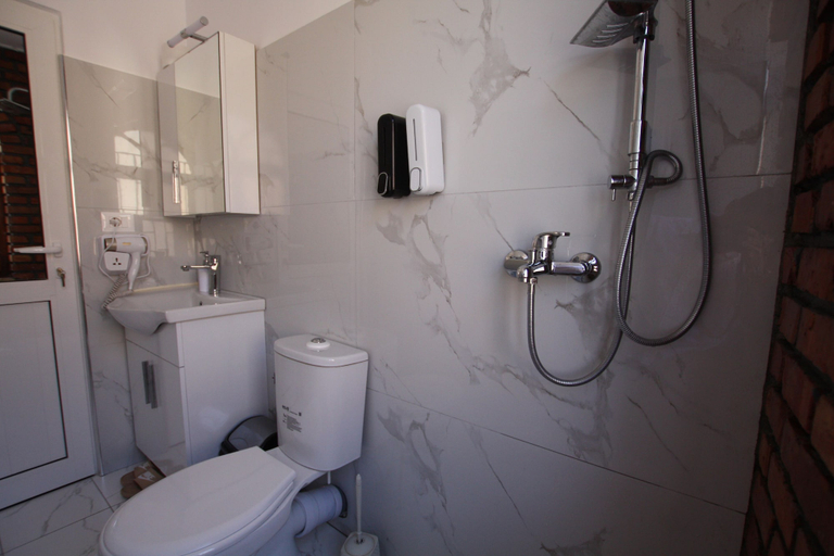 Bathroom 3, Hotel Buzi Berat, Beratit