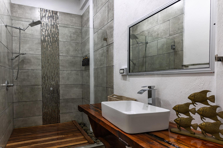 Bathroom, El Deseo Serendipity Tortuguero, Pococí