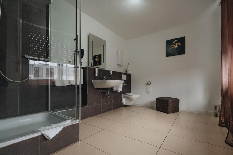Bathroom 4, Hotel Latio, Köln