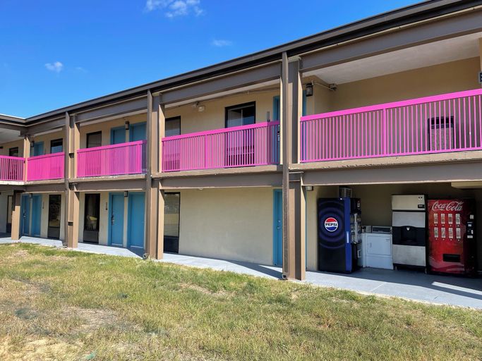 Exterior 3, Millennium inn, Lamar