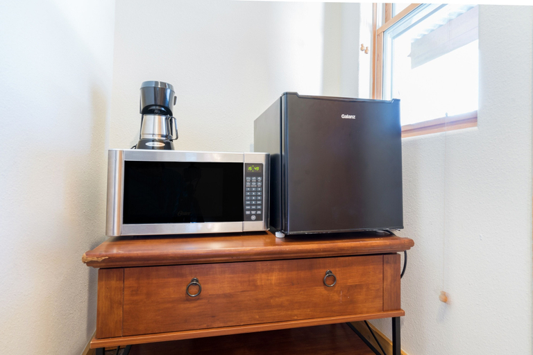 Microwave, Bear Creek Lodge 209c 1 Bedroom Hotel Room, San Miguel