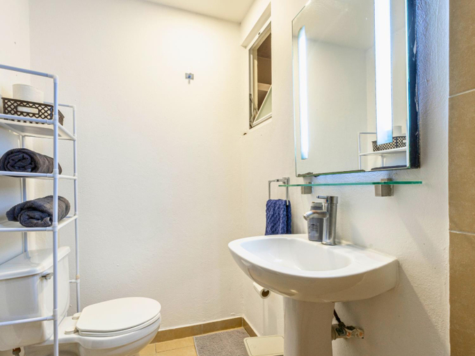 Bathroom 3, Adam's home with high-speed Internet near Polanco, Tultitlán