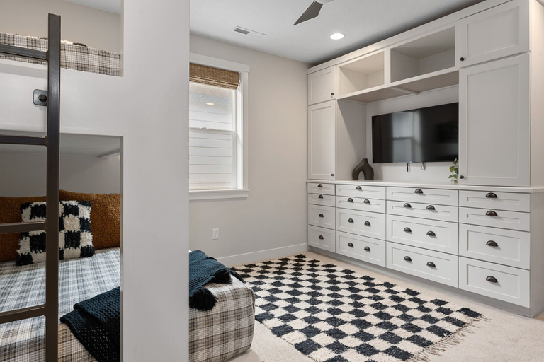 Room 2, No Bad Days 5 Bedroom Townhouse, Washington