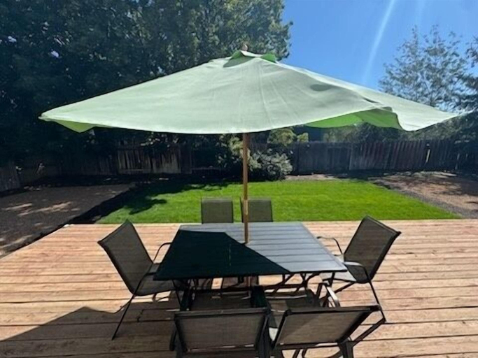 Outdoor dining, Redmond Rest 4 Bedroom Home by RedAwning, Deschutes
