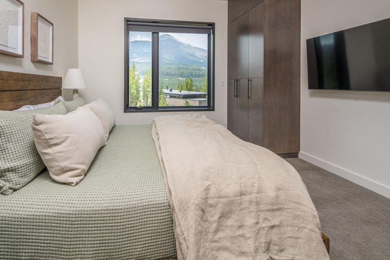 Room 4, 202 Lakelodge 4 Bedroom Condo, Madison