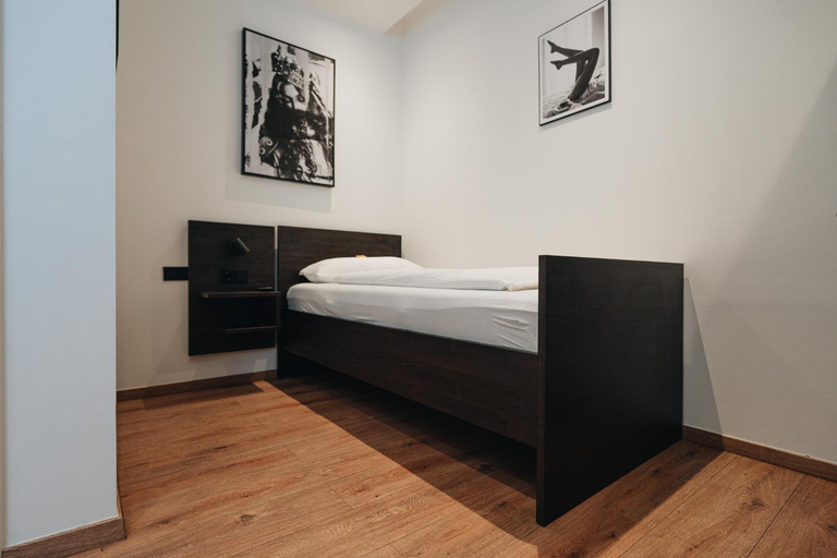 Bedroom 2, Hotel Latio, Köln