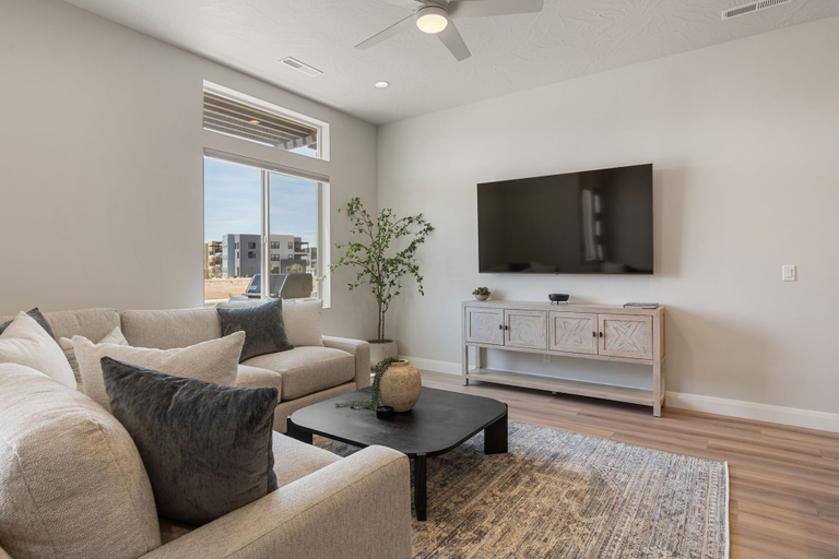 Living area 5, The Crash Pad 5 Bedroom Townhouse, Washington