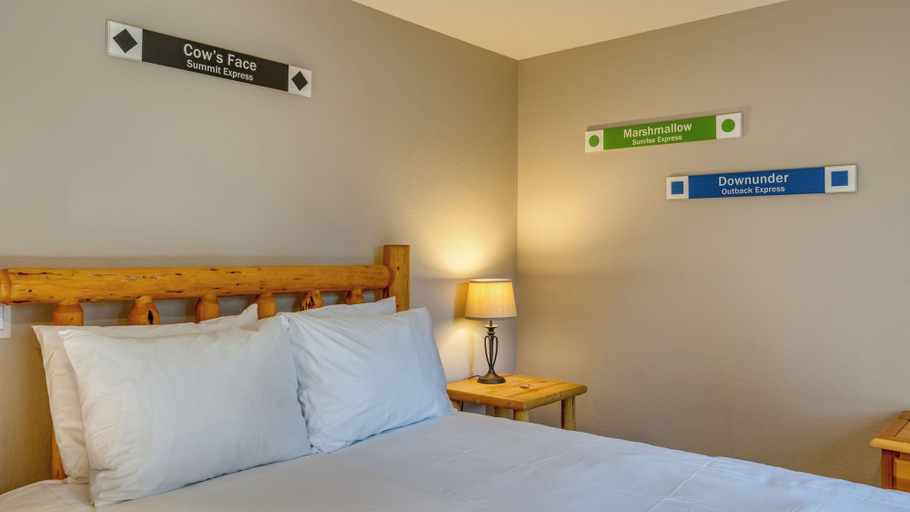 Bedroom 2, Quail by Avantstay Great Location + Game Room, Hot Tub, & Deck!, Deschutes