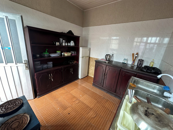 Shared kitchen, Safe Land Guest House, Debubawi