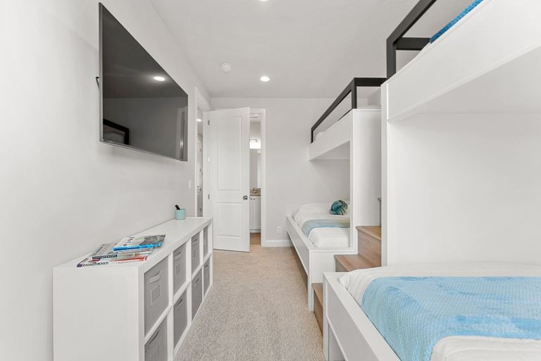 Room 5, Oasis Retreat 5 Bedroom Townhouse, Washington