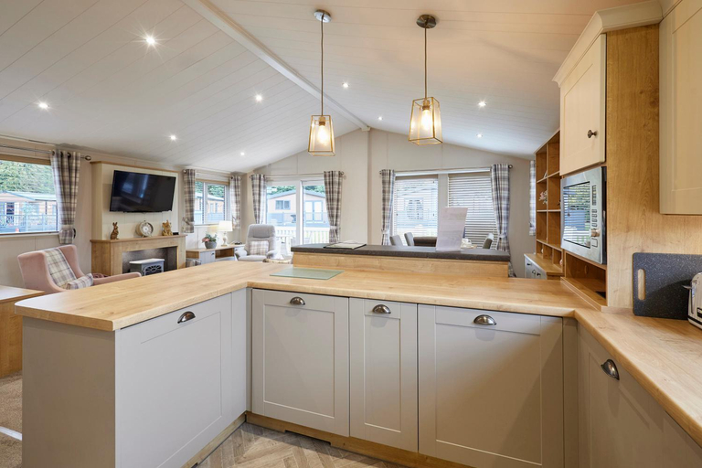 Others 2, Kinship Lodge with Hot Tub, East Riding of Yorkshire