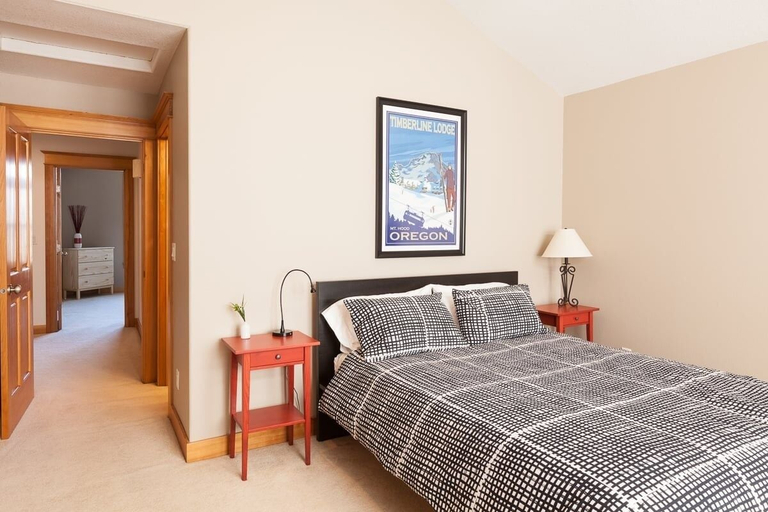 Room 5, Private Reserve 3 Bedroom Townhouse by RedAwning, Hood River