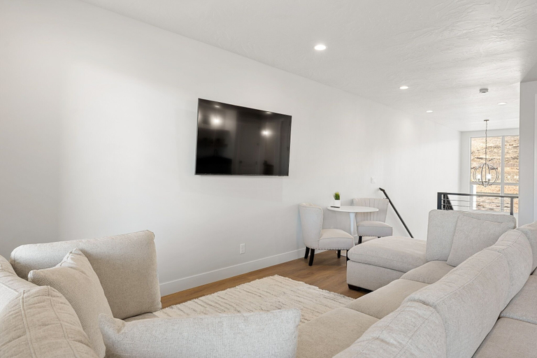 Living area 2, Desert Beachcomber 5 Bedroom Townhouse, Washington