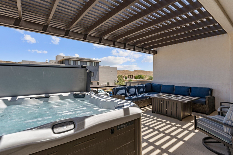 Outdoor spa tub 5, Tahitian Pearl 5 Bedroom Townhouse, Washington