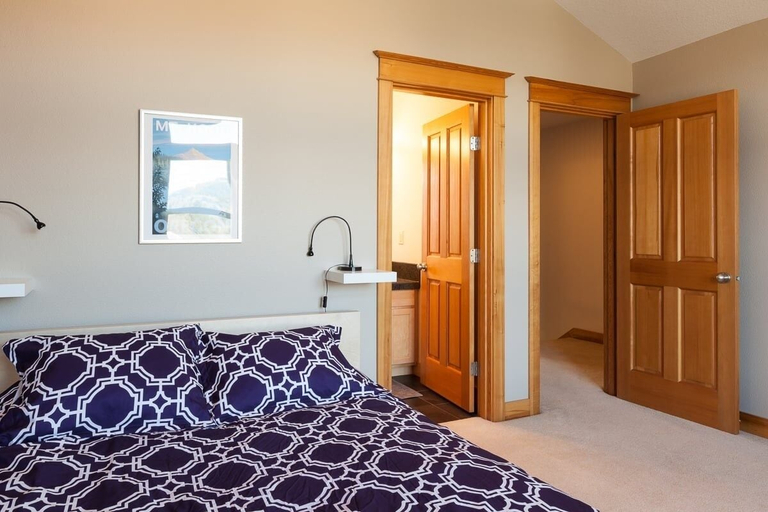 Room 3, Private Reserve 3 Bedroom Townhouse by RedAwning, Hood River