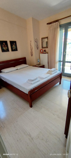 Bedroom 2, Zach's house, Central Macedonia