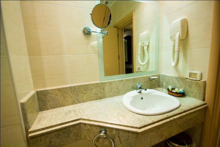 Bathroom 4, Maamura Palace Hotel, Al-Muntazah