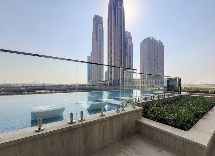 Pool 5, Elegant High Floor 2BR Urban Oasis, Dubai