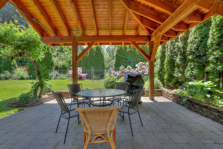 Outdoor dining 4, Living Color 2 Bedroom Home by RedAwning, Hood River