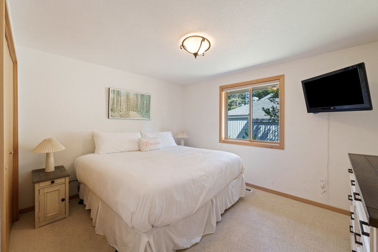 Room 5, 15 Lassen Ln 4 Bedroom Home, Deschutes