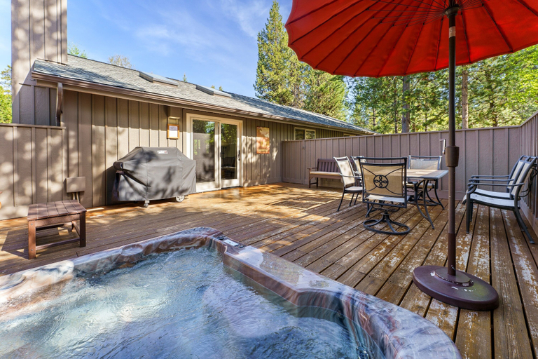 Outdoor dining 3, 6 Dutchman 3 Bedroom Home, Deschutes