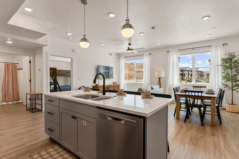 Interior, Comfort At Cliff Side 2 Bedroom Condo, Washington