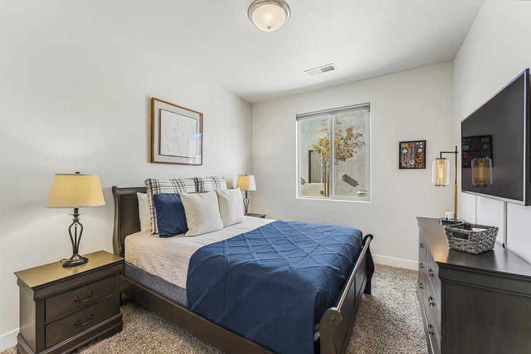 Bedroom 3, Mountain View by RedAwning, Washington