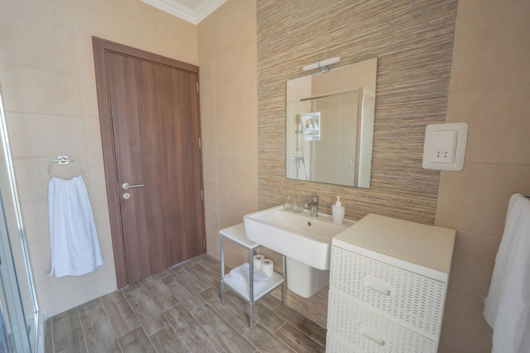 Bathroom 3, Chic Modern 1BR APT near Salina Bay, Saint Paul's Bay