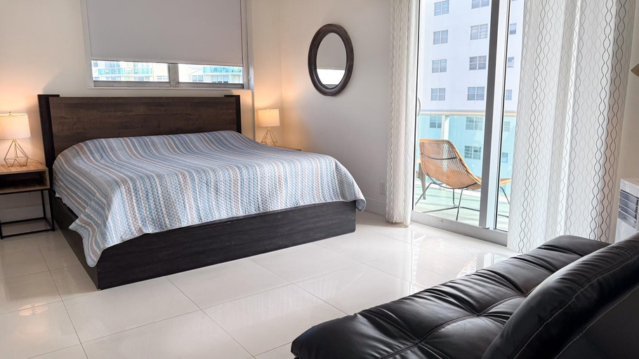 Bedroom, The Tides Apartments on the beach, Broward