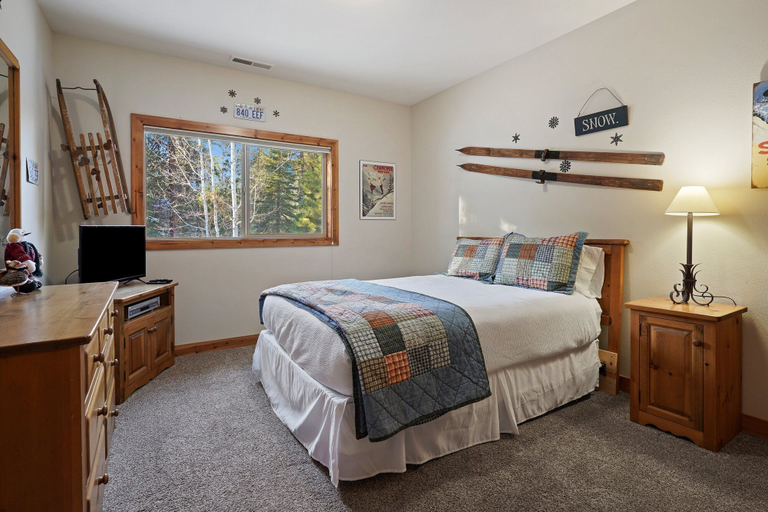 Room 4, 11 Vine Maple 5 Bedroom Home by RedAwning, Deschutes