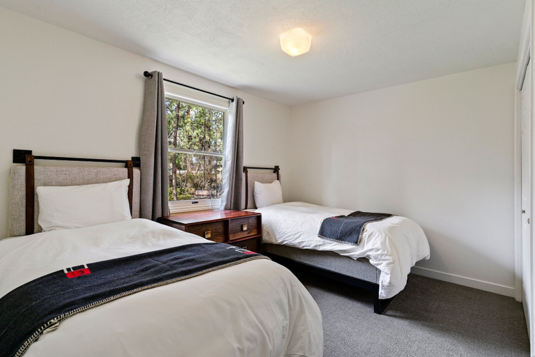 Room 2, Serenity On 6th 30 Day Minimum 4 Bedroom Home by RedAwning, Deschutes