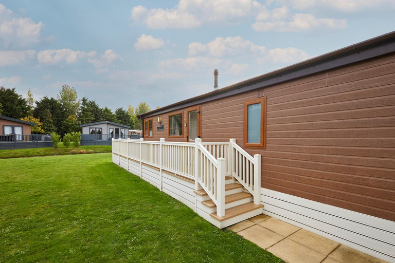 Others 5, Kinship Lodge with Hot Tub, East Riding of Yorkshire