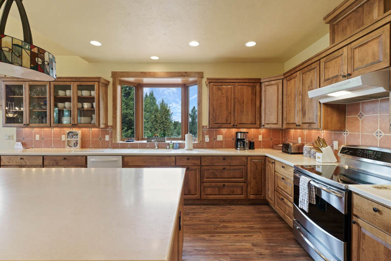 Private kitchen 2, High Lowe 4 Bedroom Home, Deschutes
