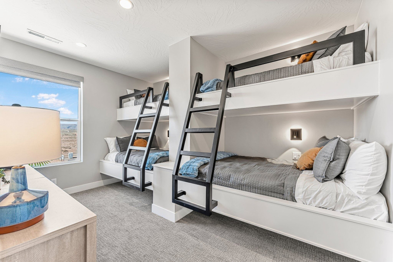 Room 4, Slickrock Shore 8 Bedroom Townhouse, Washington