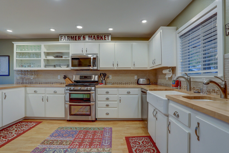 Private kitchen 4, Northern Lights 3 Bedroom Home by RedAwning, Klickitat