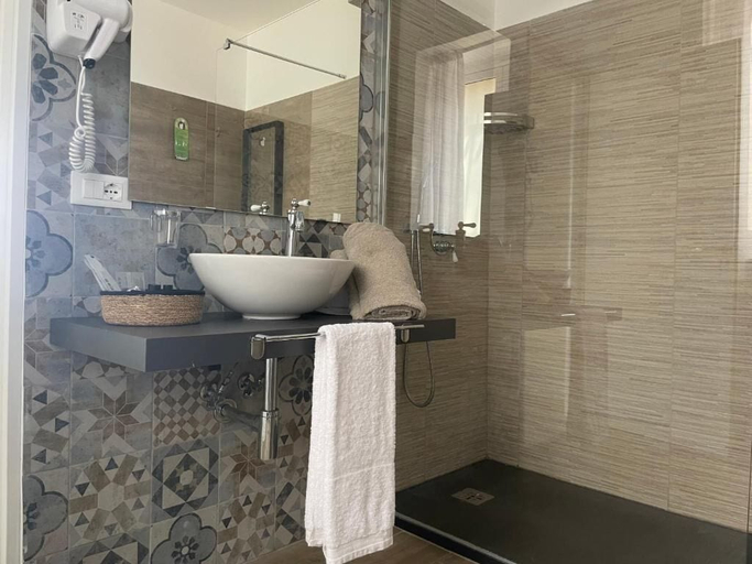 Bathroom 5, aria boutique hotel, Syracuse